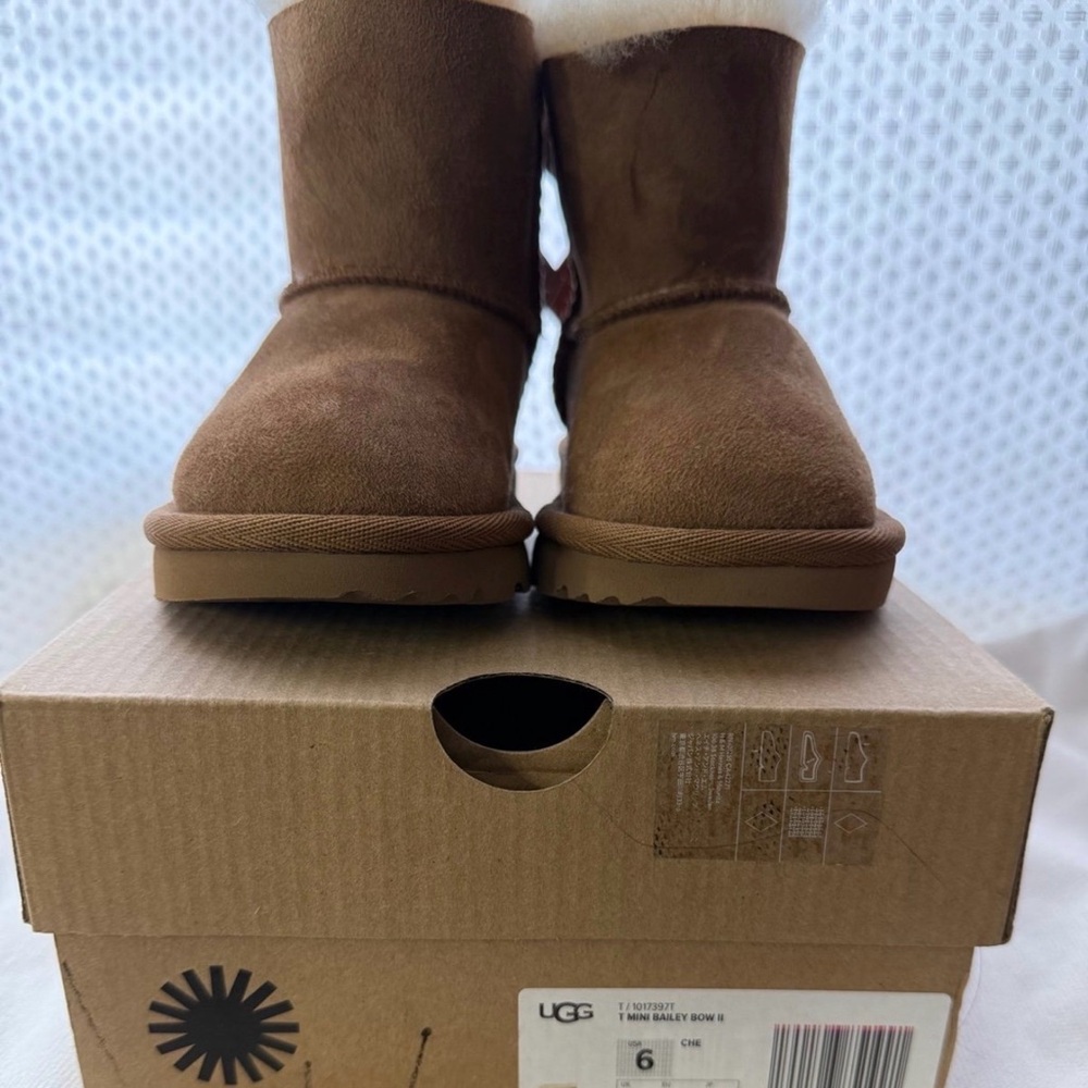 USED Kids UGGS boots (Sz 6 toddler)